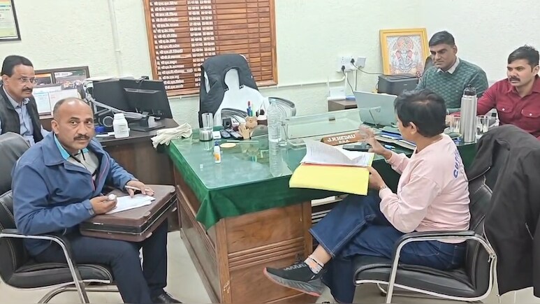 शराब के शौकीन कृषि अधिकारी 40 हजार की रिश्वत लेते गिरफ्तार, अफसर के साथी कर्मी ने भी मांगा 'खर्चा-पानी'