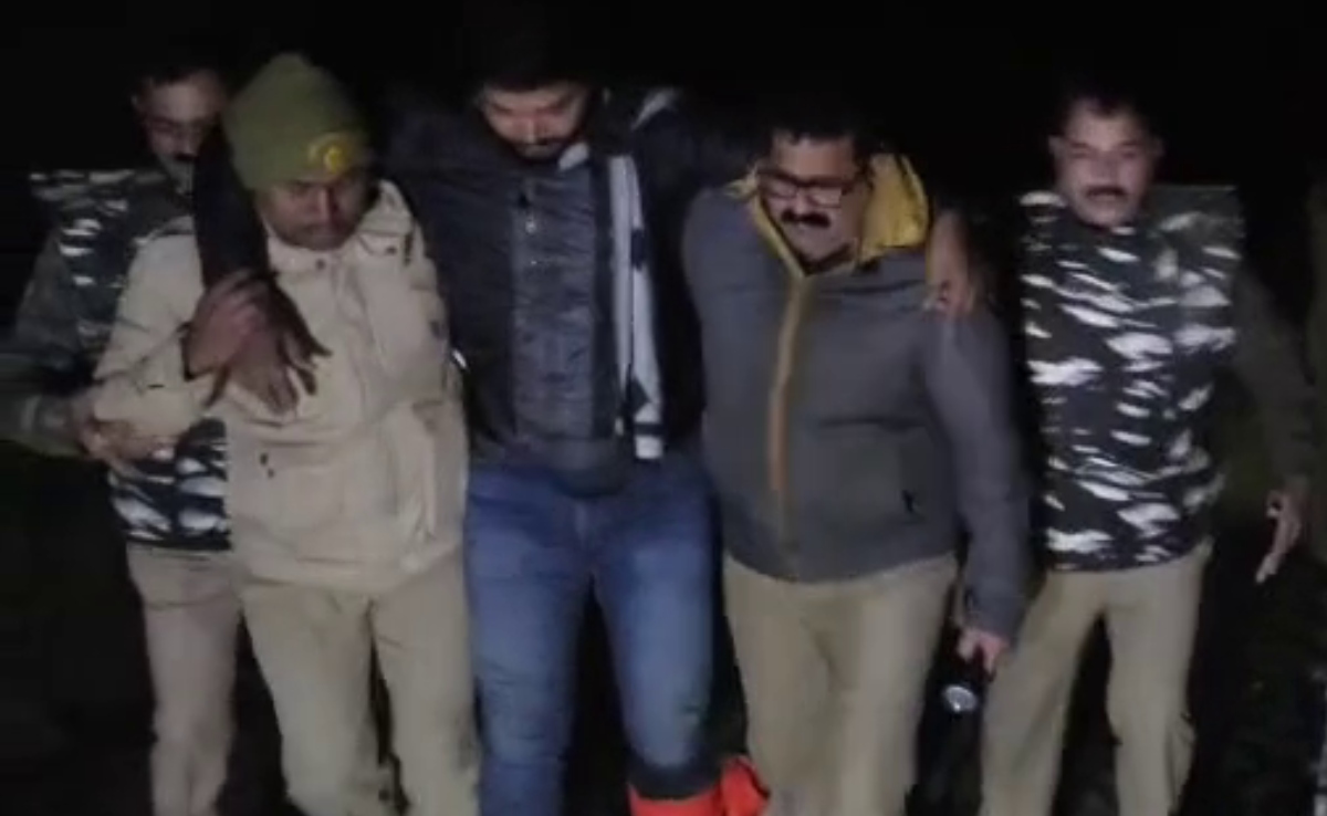 बलिया में चखना दुकानदार की हत्या के आरोपियों की पुलिस से हुई मुठभड़े, दो के पैर में लगी गोली