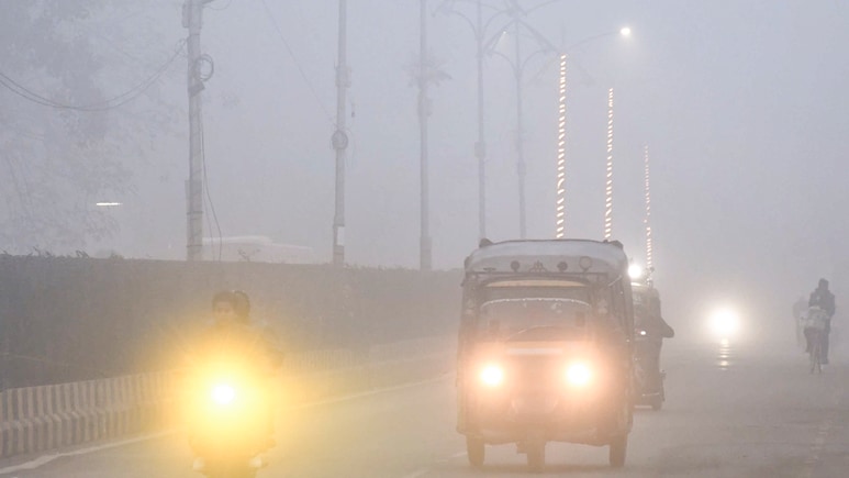 दिल्ली-NCR में कड़ाके की ठंड, कई इलाकों में कोहरा बन रहा मुसीबत... पढ़ें मौसम के ताजा अपडेट