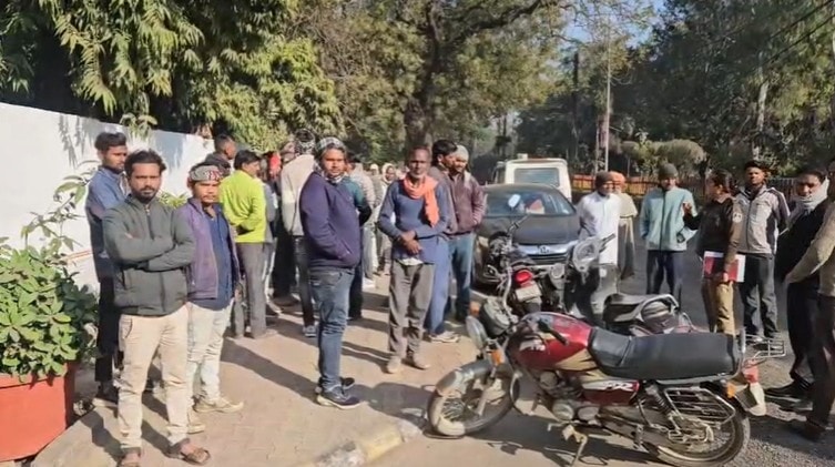 घटना को लेकर परिजनों और ग्रामीणों में भारी नाराजगी.