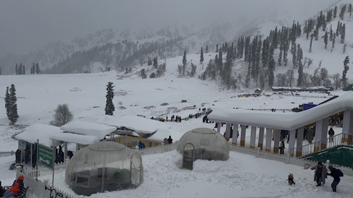 Snow Turns Gulmarg Into Winter Wonderland, Tourists Turn Skiers, Ride Gondola