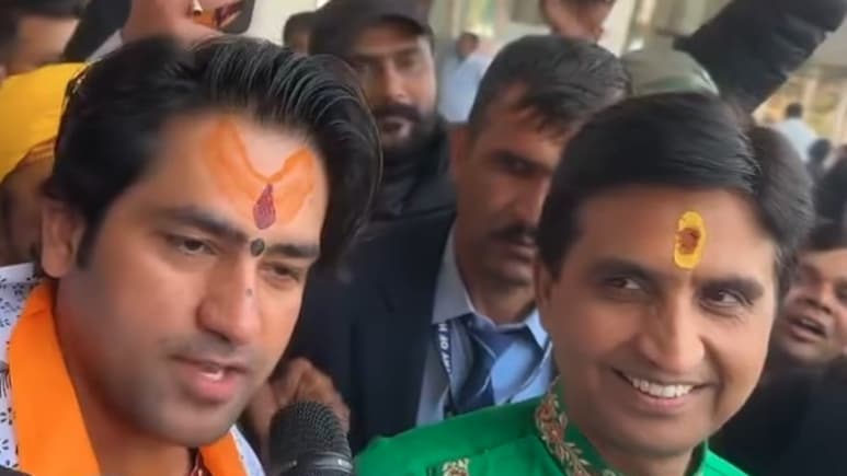 अब इनका ही नंबर है... कुमार विश्वास ने ऐसा क्या कहा कि बाबा बागेश्वर हंस पड़े