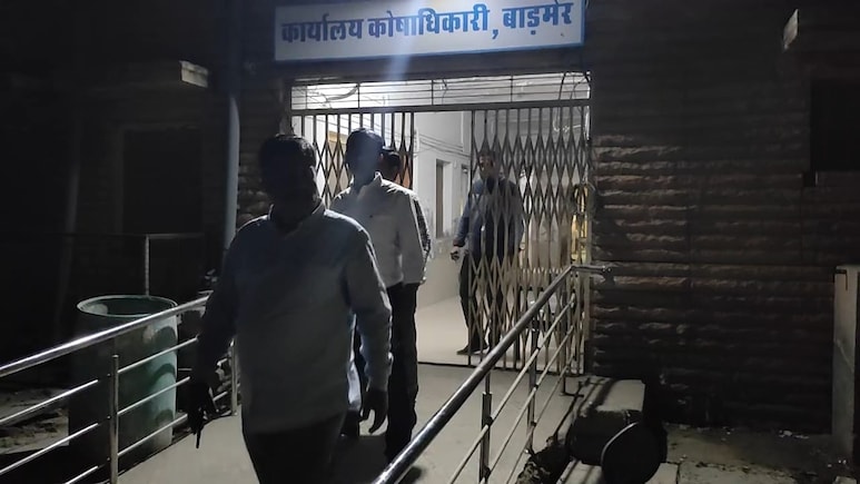 बाड़मेर कलेक्ट्रेट में सब कुछ ठीक नहीं? 6 बजते ही ऑफिस से भागे अधिकारी-कर्मचारी; कुछ बंद ताले के बीच करते रहे काम