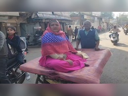 ठेले पर पत्नी को इलाज के लिए ले जाने को मजबूर बुजुर्ग, विदिशा की सड़कों पर सिस्टम की बेबसी क्यों उजागर हुई?
