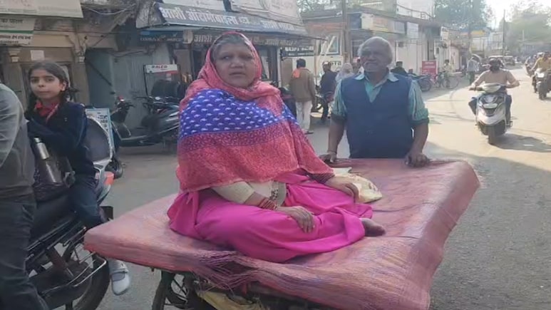 ठेले पर पत्नी को इलाज के लिए ले जाने को मजबूर बुजुर्ग, विदिशा की सड़कों पर सिस्टम की बेबसी क्यों उजागर हुई?