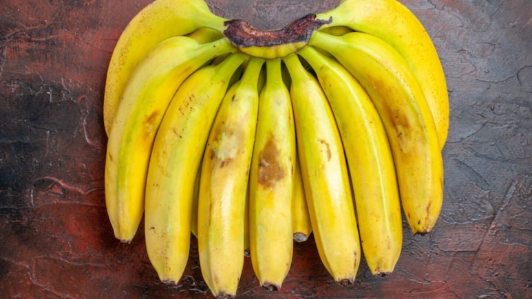 केले में कौन-कौन से विटामिन पाए जाते हैं? जानें किन बीमारियों में है फायदेमंद
