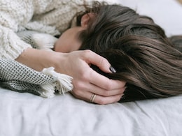 बार-बार टूटती नींद से हो गए हैं परेशान? तुरंत बदल लें अपनी ये 5 आदतें