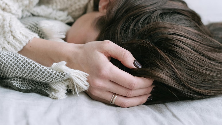 बार-बार टूटती नींद से हो गए हैं परेशान? तुरंत बदल लें अपनी ये 5 आदतें