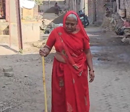 कलयुगी बेटे की घिनौनी करतूत! 10 लाख के लिए बुजुर्ग मां को जीते जी ही 'मार' डाला, फिर ऐसे खुली पोल