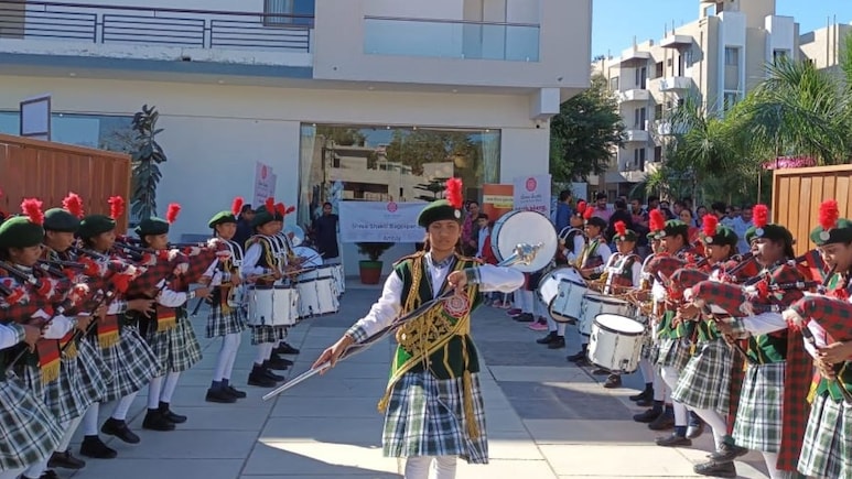 200 आदिवासी बच्चों की बदलाव यात्रा, कभी नन्हें हाथों में होता था कटोरा... आज है किताबें-बैगपाइप और आत्मसम्मान