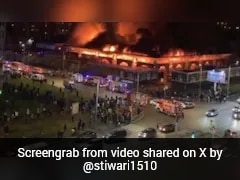 Video: Massive Fire Erupts At St Petersburg's Soviet-Era Market, 1 Killed