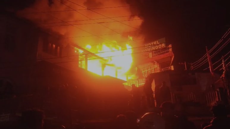 नैनीताल के शिशु मंदिर की बिल्डिंग में लगी भीषण आग, अंदर फंसे लोग निकाले गए, CM धामी ने लिया संज्ञान