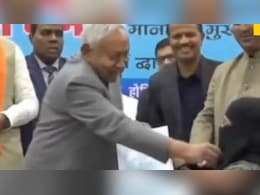 ऑफिस में हिजाब या बुर्का पहनने पर क्या पाबंदी?  नुसरत आज ज्वाइन करेंगी जॉब, नीतीश ने हटाया था नकाब