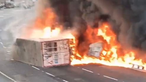 उदयपुर-अहमदाबाद हाईवे पर बड़ा हादसा, टैंकर-कंटेनर में टक्कर के बाद लगी भीषण आग; लंबा जाम