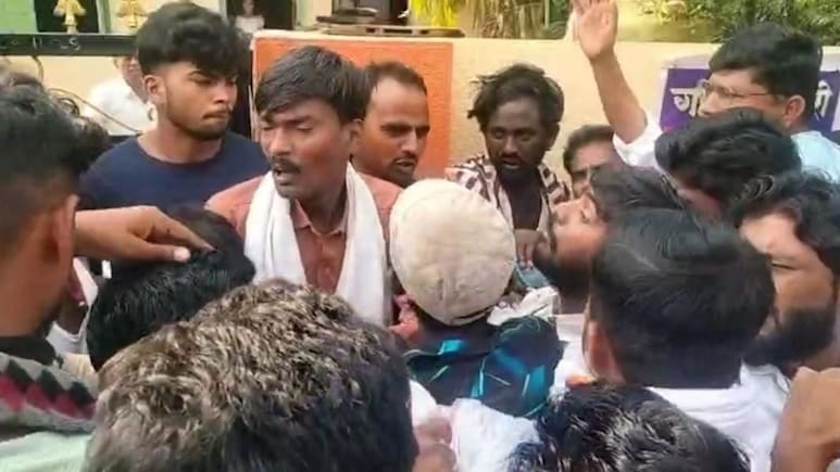 Akola News : एका चिमुरडीसाठी अख्खे गाव एकवटले; निवडणुकीच्या गोंधळात घडणार होता भयंकर प्रकार! नेमकं काय घडलं?