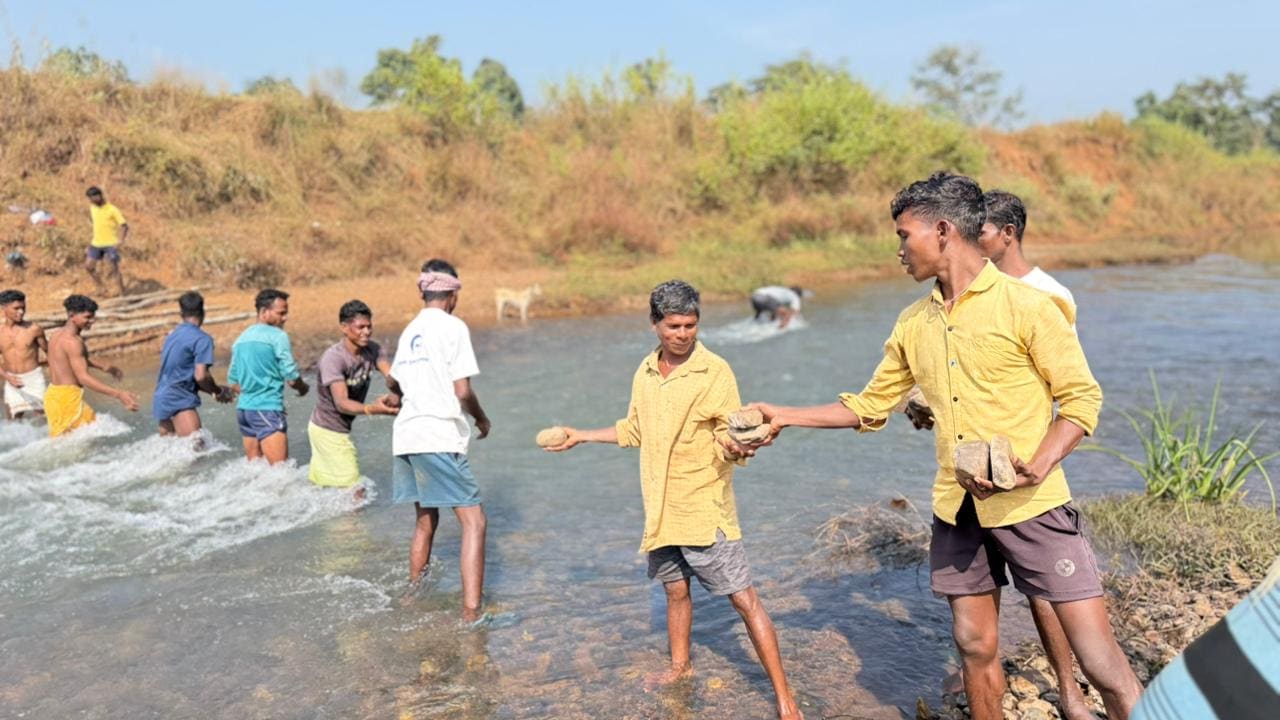 नदी में उतर कर ग्रामीण कर रहे हैं नदी पर पुल निर्माण