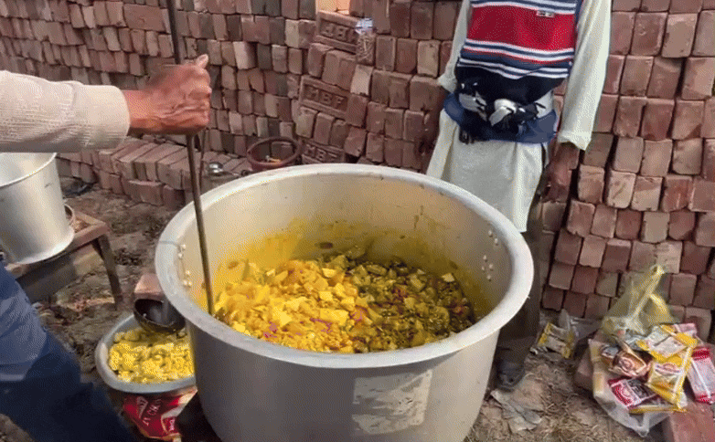 नमाजियों के लिए बनाया गया खाना. नमाजियों के लिए बनाया गया खाना.