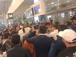 यात्रियों को करना पड़ रहा 'सफर'... आखिर इंडिगो का 'वर्क रोस्टर' क्यों फंसा, हवाईअड्डों पर लगी भीड़