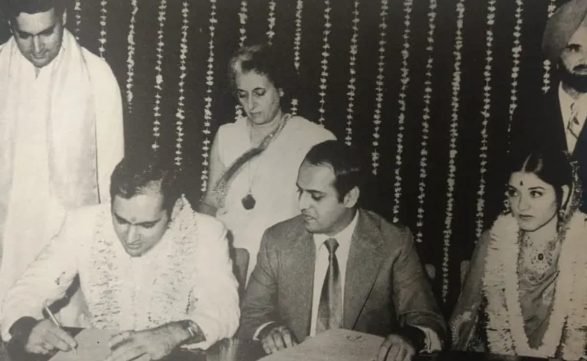 शादी के कागजात पर दस्तखत करते संजय गांधी और मेनका गांधी.