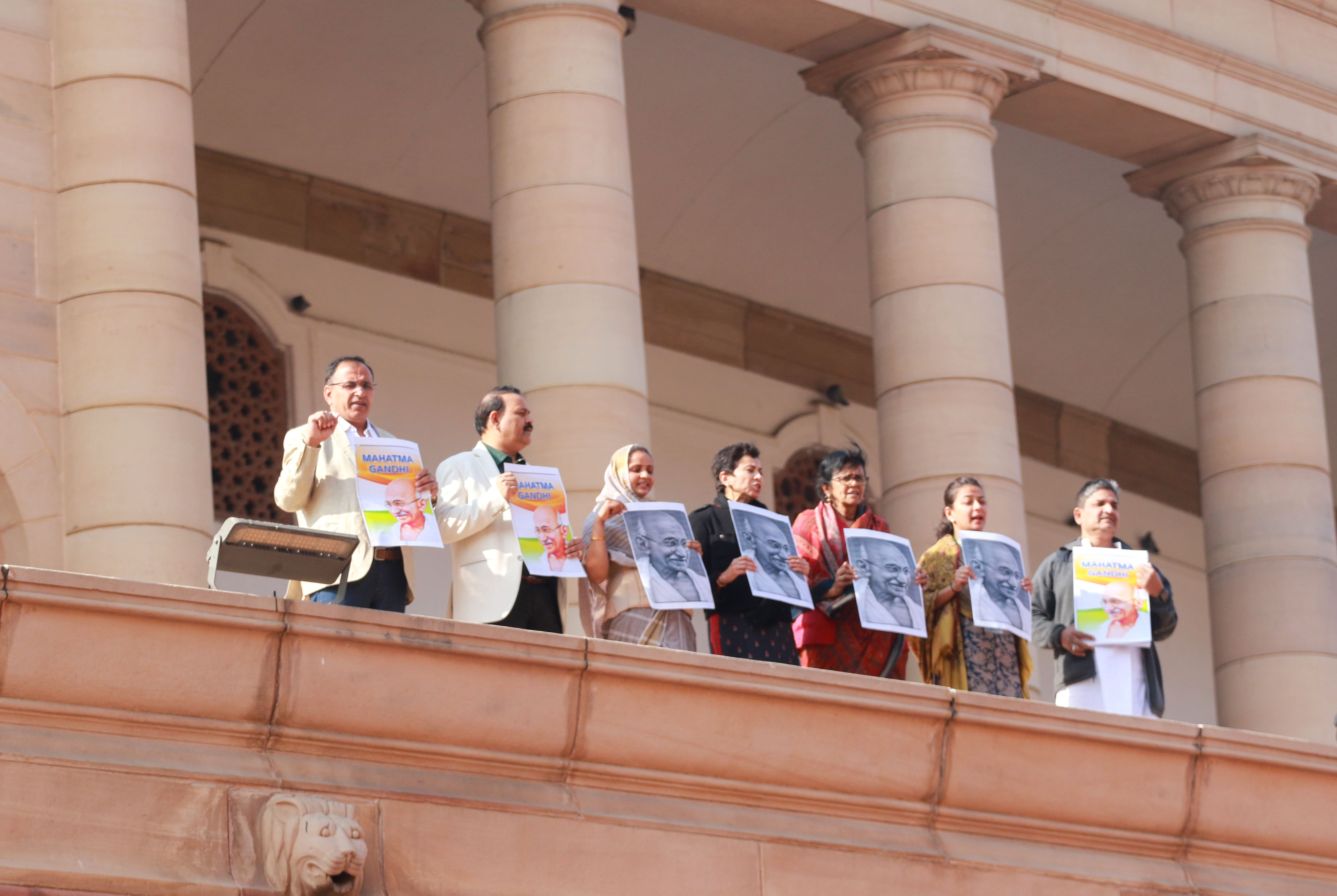 संसद की छत पर चढ़कर विरोध-प्रदर्शन करते विपक्षी सांसद. संसद की छत पर चढ़कर विरोध-प्रदर्शन करते विपक्षी सांसद.