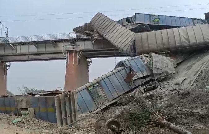 बिहार में ट्रेन हादसा; जमुई में पटरी से उतरे मालगाड़ी के 10 डिब्&zwj;बे, 5 नदी में गिरे; यातायात बाधित