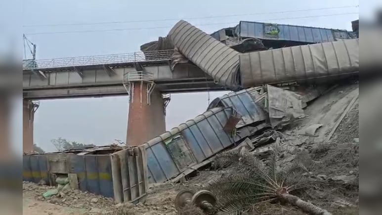 बिहार में ट्रेन हादसा; जमुई में पटरी से उतरे मालगाड़ी के 10 डिब्&zwj;बे, 5 नदी में गिरे; यातायात बाधित