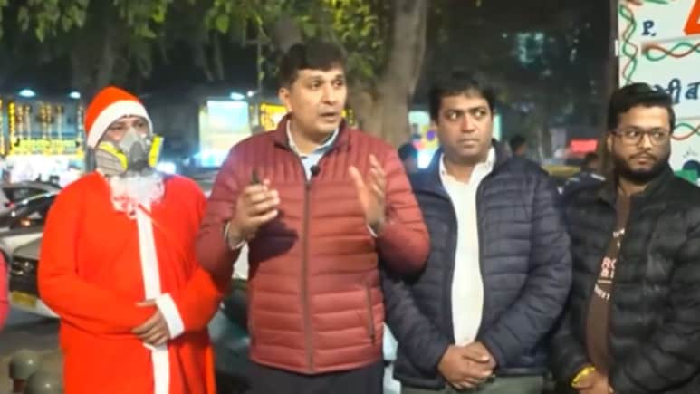सांताक्लॉजची थट्टा केल्याचा आरोप! 'आप'च्या नेत्यांवर गुन्हा दाखल, दिल्लीच्या राजकारणात 'ख्रिसमस'वरून वाद