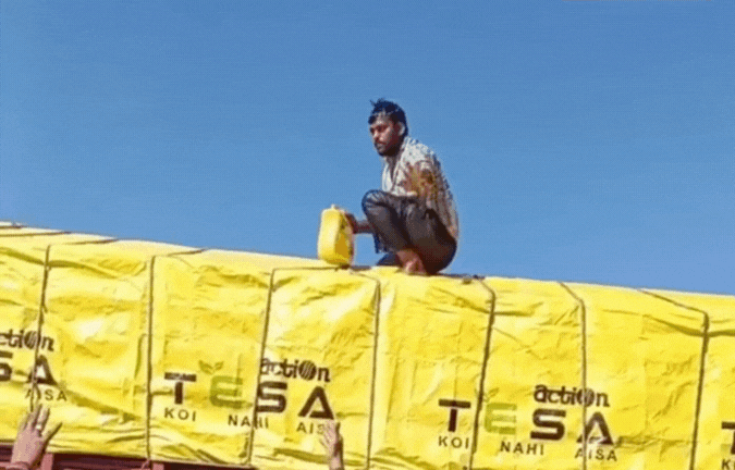 चालान काटने पर जोरदार हंगामे का VIDEO! नाराज ड्राइवर ने खुद पर डाला डीजल, ट्रक पर चढ़कर काटा बवाल