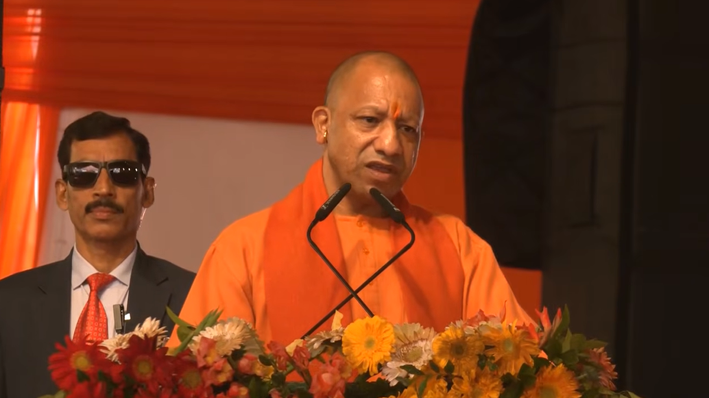 आज मैंने राजनाथ जी को ध्वज फहराते हुए भावुक देखा है... रामलला की प्राण प्रतिष्ठा की वर्षगांठ पर CM योगी