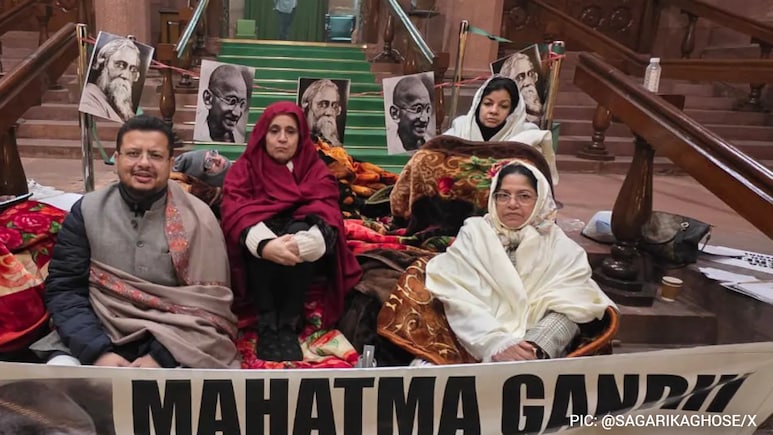 'जी राम जी' बिल के विरोध में आधी रात को धरने पर बैठा विपक्ष, कड़ाके की ठंड में संसद के बाहर डाला डेरा