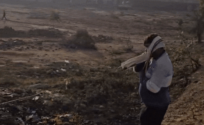 NH 52 पर संतरे से भरा ट्रक पलटा, लूटने के लिए खाई में कूदी भीड़, बैग में भरकर ले भागे