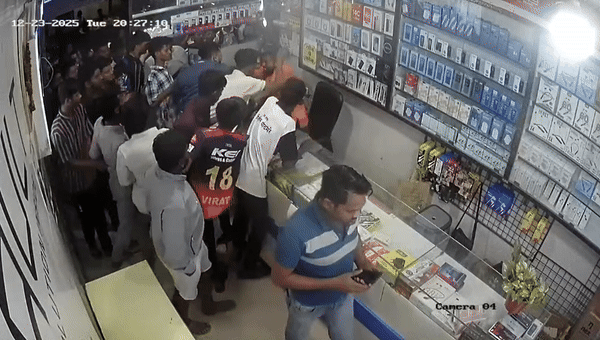 लात, घूंसे, चप्&zwj;पल, गमला... जिसके हाथ में जो आया उससे मारा, विवादित स्&zwj;टेटस पर बजरंग दल कार्यकर्ता की पिटाई