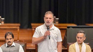 लोकसभा में पार्टी सांसदों के लिए कांग्रेस ने जारी किया व्हिप , लेकिन क्या विदेश गए राहुल गांधी पर भी होगा लागू ?