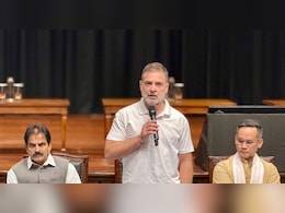 गैंगरेप पीड़िता के साथ ऐसा व्यवहार क्या उचित है? उन्नाव रेप केस में पीड़ितों को धरना स्थल से हटाने पर भड़के राहुल गांधी