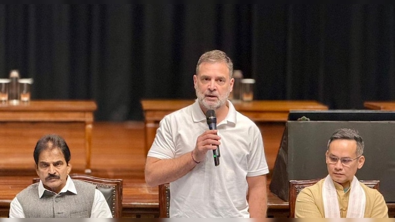 गैंगरेप पीड़िता के साथ ऐसा व्यवहार क्या उचित है? उन्नाव रेप केस में पीड़ितों को धरना स्थल से हटाने पर भड़के राहुल गांधी