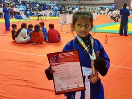 Success Story: सफलता उम्र की मोहताज नहीं... 6 वर्षीय दीपांशा सिंह ने रचा इतिहास, बनी MP की सबसे कम उम्र की कूडो खिलाड़ी&nbsp;