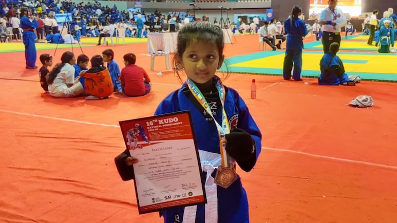 Success Story: सफलता उम्र की मोहताज नहीं... 6 वर्षीय दीपांशा सिंह ने रचा इतिहास, बनी MP की सबसे कम उम्र की कूडो खिलाड़ी&nbsp;