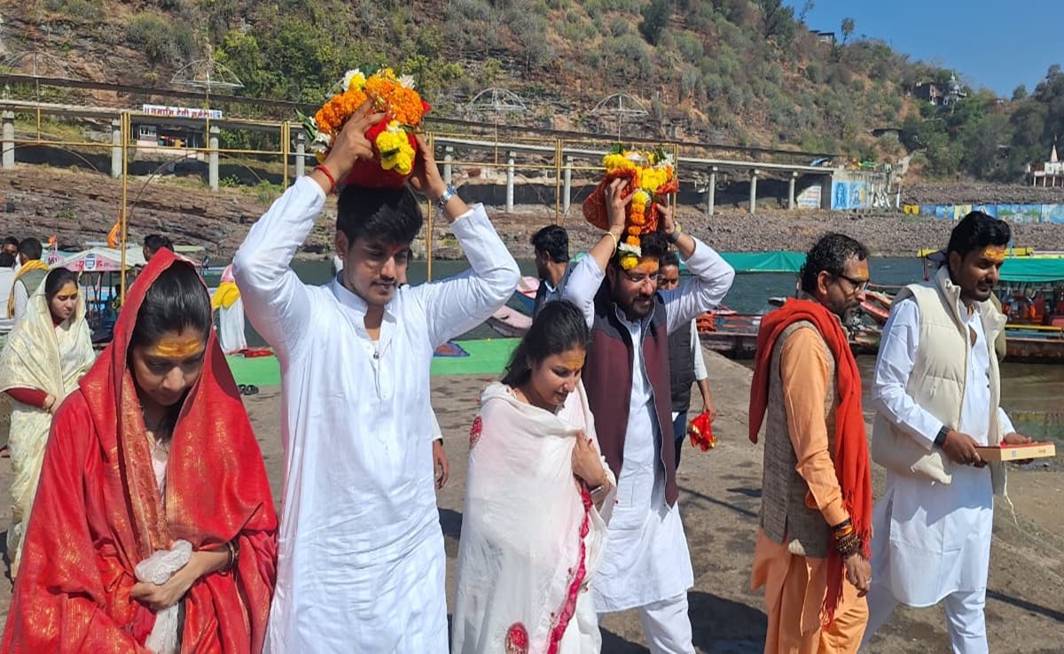 Narmada Parikrama: नर्मदा परिक्रमा पर CM मोहन के बेटे व बहू; जानिए इस यात्रा का लाभ, महत्व और पूरी जानकारी