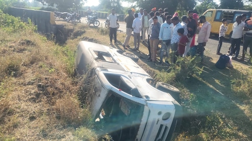 School Vehicle Accident: रतलाम में पलटा स्कूल वाहन, 12 बच्चे और ड्राइवर घायल; 6 स्टूडेंट्स अस्पताल में भर्ती