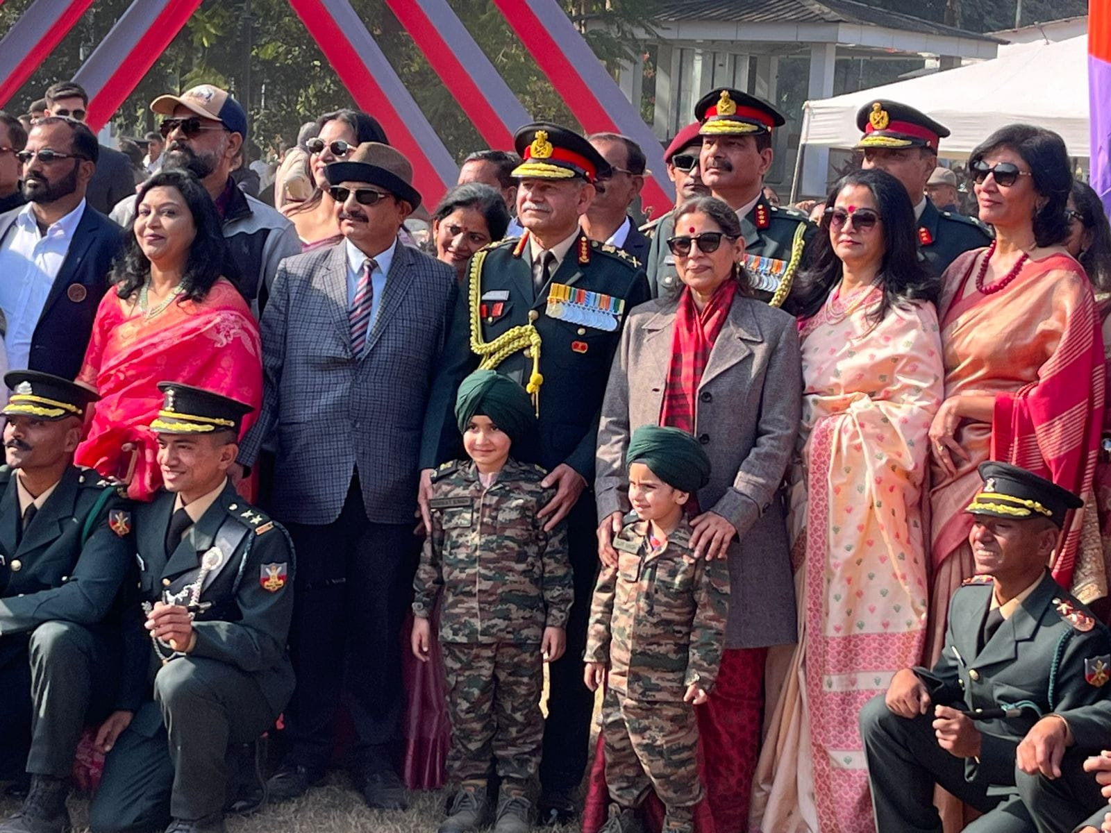 IMA परेड में आर्मी चीफ जनरल उपेंद्र द्विवेदी भी नन्हे फौजियों के मुरीद हो गए. IMA परेड में आर्मी चीफ जनरल उपेंद्र द्विवेदी भी नन्हे फौजियों के मुरीद हो गए.