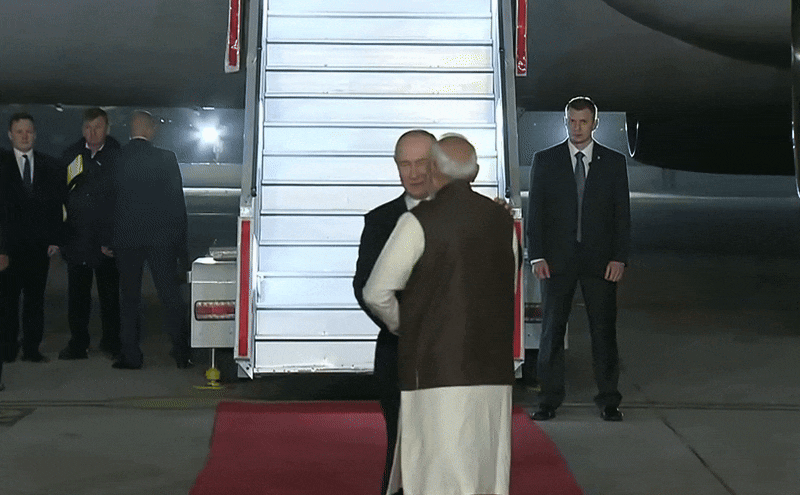 गुरुवार शाम 7 बजे रूसी राष्ट्रपति पुतिन दिल्ली के पालम एयरपोर्ट पर उतरे. वहां उनका स्वागत करने के लिए पीएम मोदी मौजूद थे. लाल कालीन पर गुजरते हुए पुतिन जैसे ही पीएम मोदी के पास पहुंचे, उन्होंने उन्हें गले लगा दिया. यही नहीं दो मुल्कों में दोस्ती की गरमाहट अभी बाकी थी. दोनों एक ही कार में बैठकर एयरपोर्ट से रवाना हुए. 