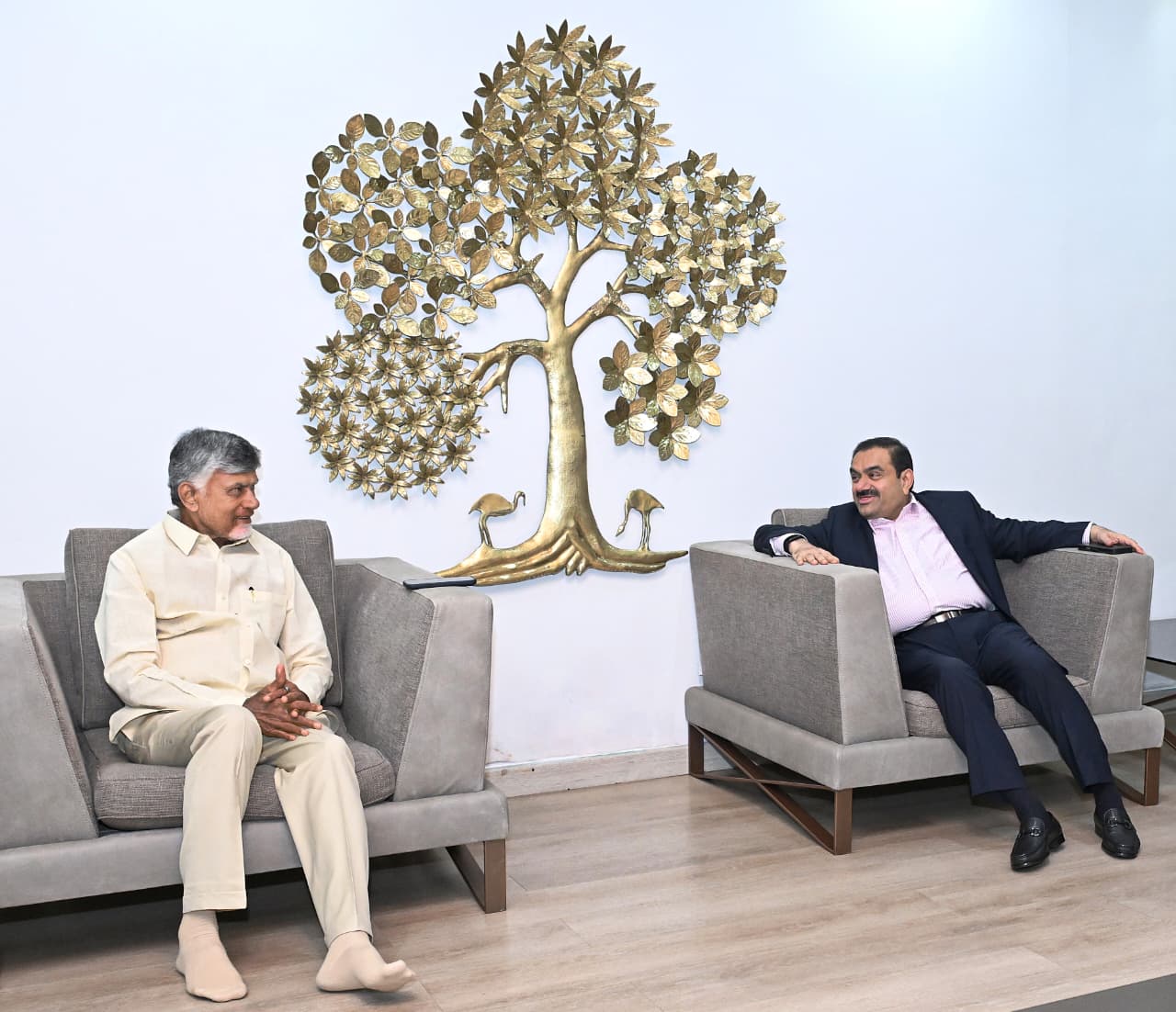 आंध्र प्रदेश के मुख्यमंत्री चंद्रबाबू नायडू के साथ बातचीत करते गौतम अदाणी. 