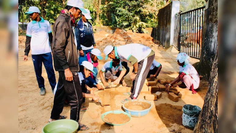 जहां बंदूकें खामोश हुईं, वहां रखी जा रही है भविष्य की नींव ... सुकमा में 35 सरेंडर नक्सली बने राजमिस्त्री