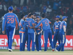 India vs South Africa 1st T20I LIVE Score: Abhishek Sharma Convinces Suryakumar Yadav To Take Huge DRS Call. Result Is This
