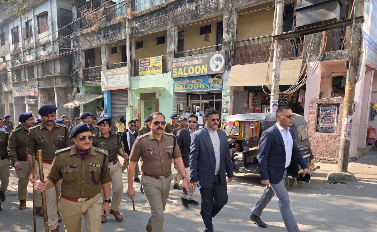 पुलिस इलाके में गस्त कर रही है. पुलिस इलाके में गस्त कर रही है.