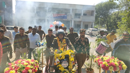 TI Transfer: ट्रांसफर पर खुशी नहीं, जश्न बना मिसाल, थाना प्रभारी की ऐतिहासिक विदाई &nbsp;पर भावुक हुए लोग&nbsp;