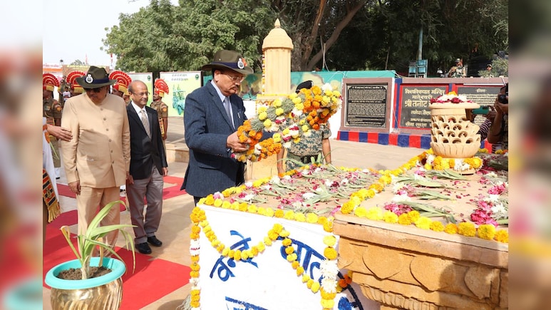 जैसलमेर में भारत-पाकिस्तान बॉर्डर पहुंचे CJI सूर्यकांत, तनोट माता मंदिर में की पूजा अर्चना