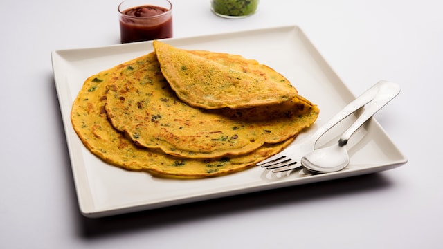 Looking For A High-Protein Breakfast? This Paneer Besan Cheela Has 25g Protein