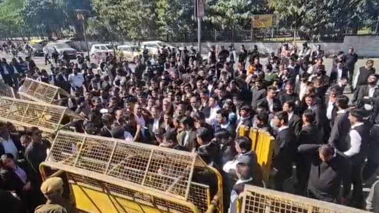 'अरावली बचाओ' के लिए उदयपुर में सड़क पर उतरे वकील, बोले- मेवाड़ भी रेगिस्तान की चपेट में आ जाएगा