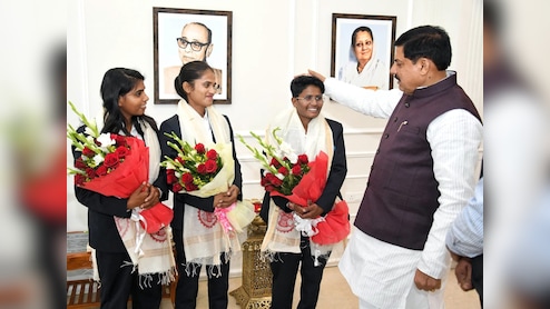 MP की तीन महिला क्रिकेट खिलाड़ियों को मिलेंगे 25-25 लाख रुपये, CM मोहन ने कहा- कोच को भी मिलेगा इतना पैसा